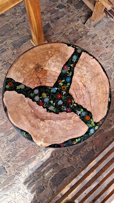 masa din trunchi de fag cu ornamente florale