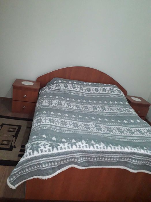 Pat matrimonial cu saltea şi două noptiere