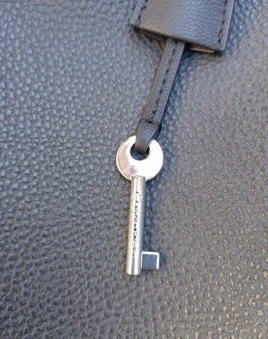 Vând geantă damă Calvin Klein.