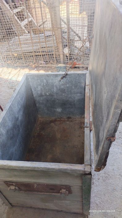 Сундук-Ларь для хранения зерна внутри обшит оцинковкой