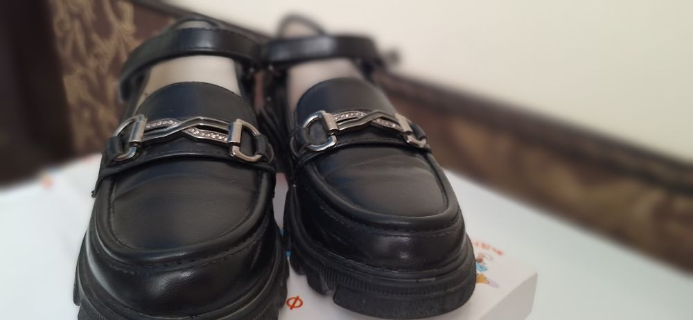 2 пары туфлей на девочку