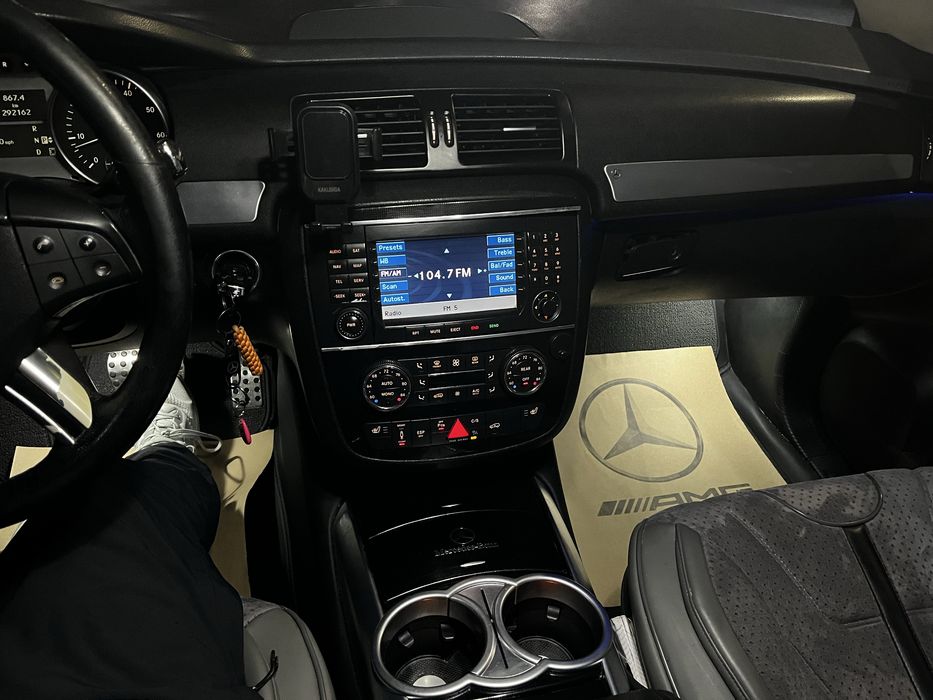 Срочно продам машину MeRsedec R 350