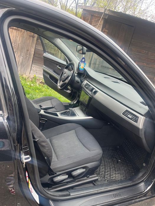 Vând bmw e90 an 2005... Motor 2000 diesel km 322000 mii.