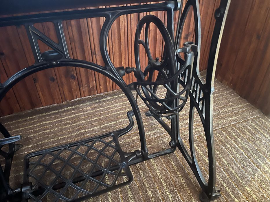 Masina de cusut veche L’Haumann cu pedala