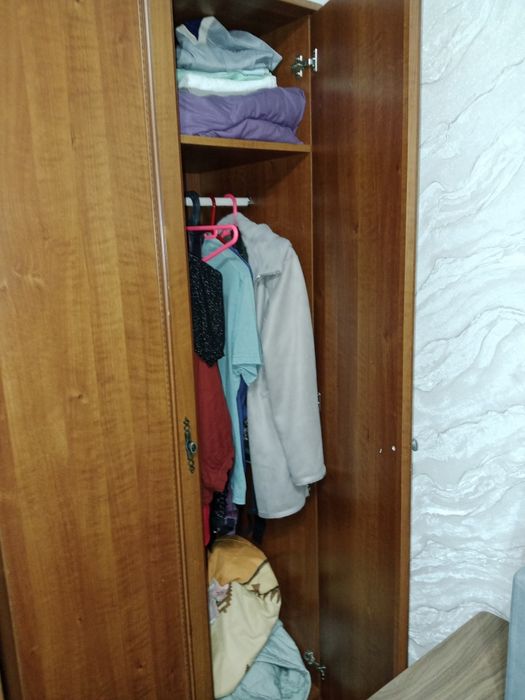 Отдам даром стенку