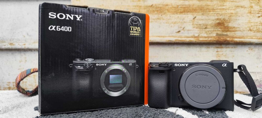 Sony Alpha A6400 + Sigma 30mm F1.4 – Garanție 2028, full box, 4 baterii extra, 3.800 cadre