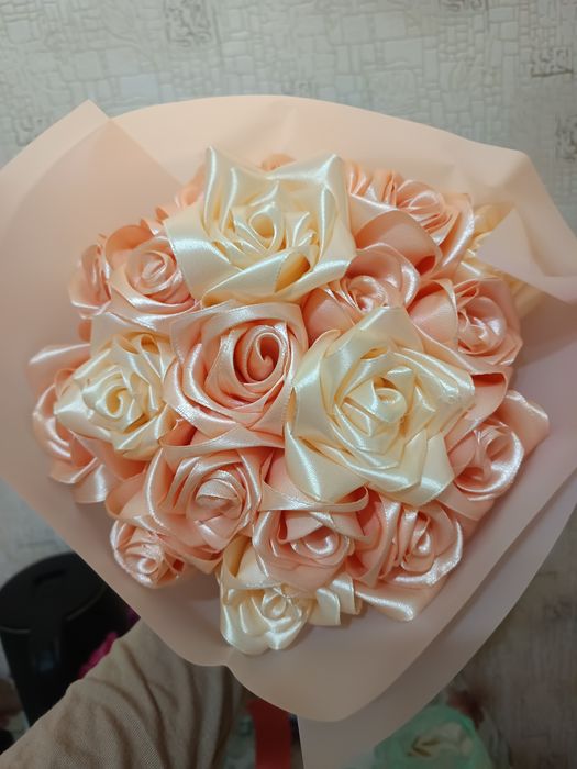 Розы из атласной ленты .