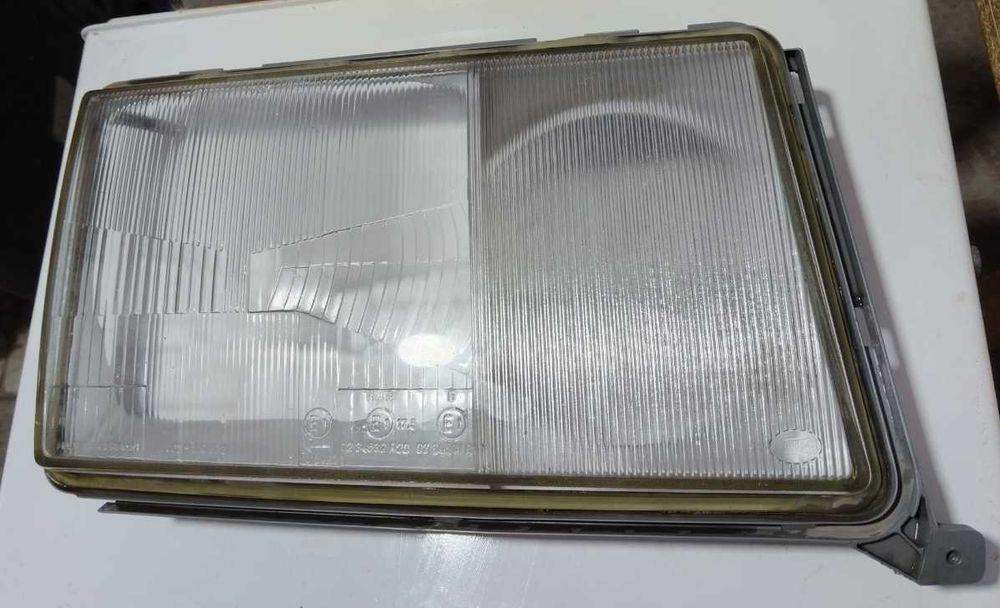 Стекло фары Hella Mercedes W124 (правая)