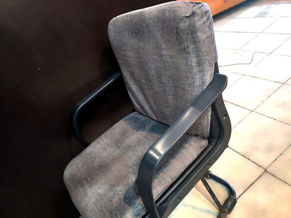 Продам стул с чехлом.