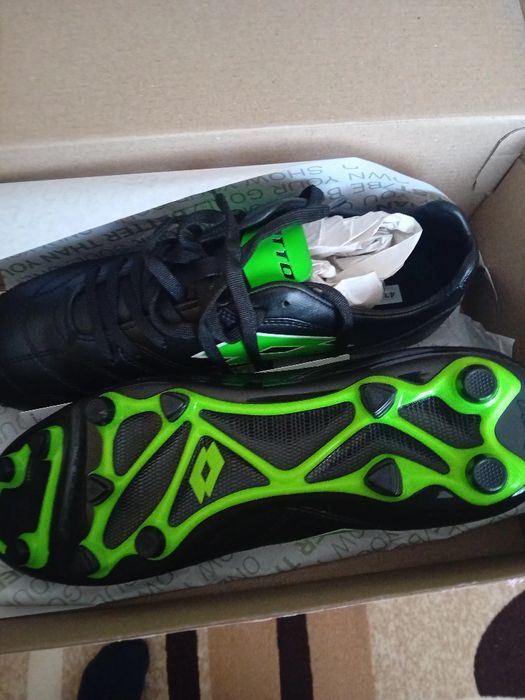 Футболни обувки 43 номер, нови