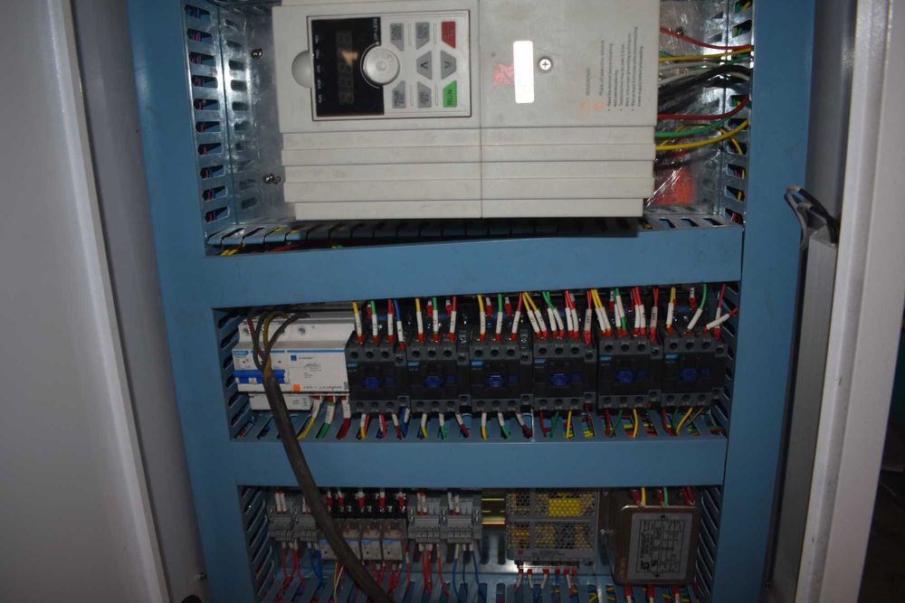 Router CNC cu 3 motoare si masa cu vacuum