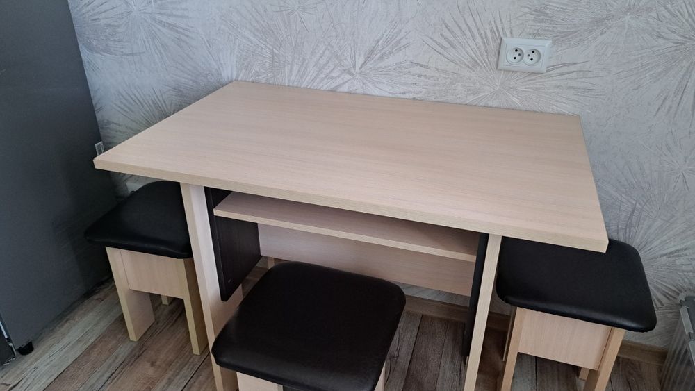 Продам кухонный стол со стульями
