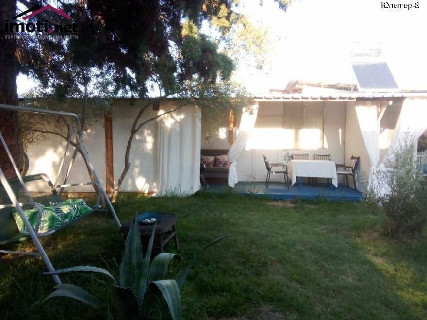 Продава бунгало с веранда в Кариани до брега.