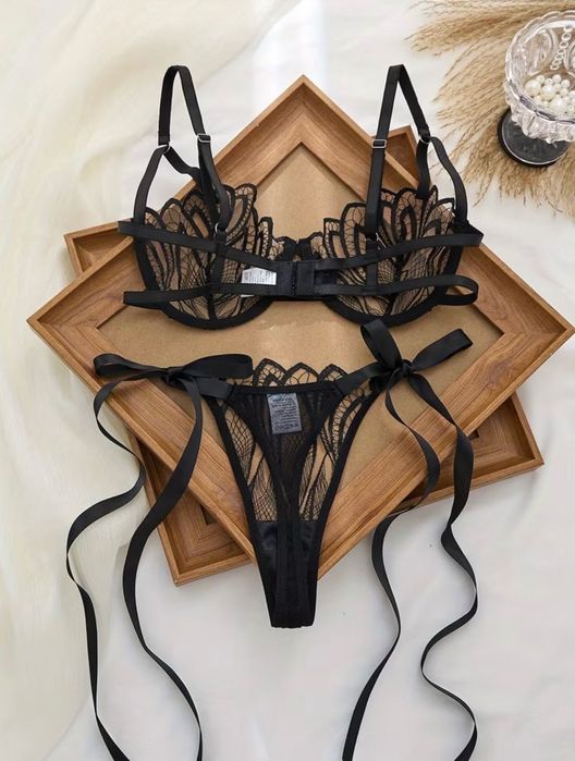 Елегантен комплект дамско бельо от фина прозрачн дантела