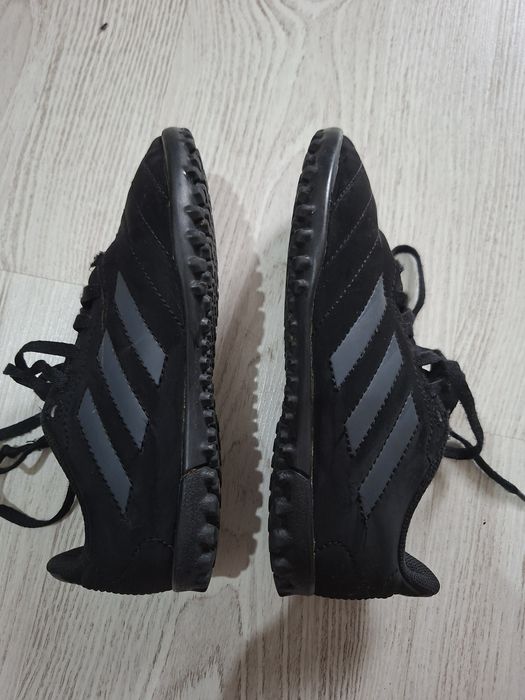 Ghete de fotbal Adidas in stare foarte bună! Nr 33