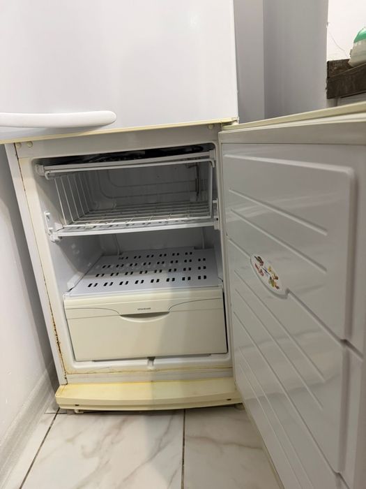 Продам холодильник сломан на запчасти