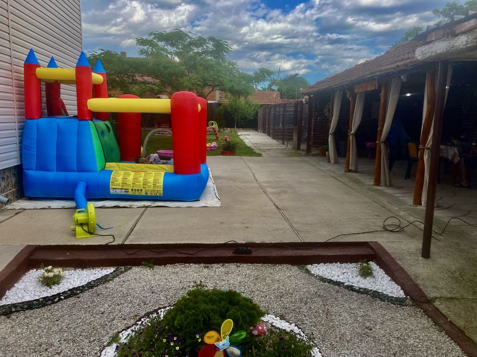 Надуваем замък под наем