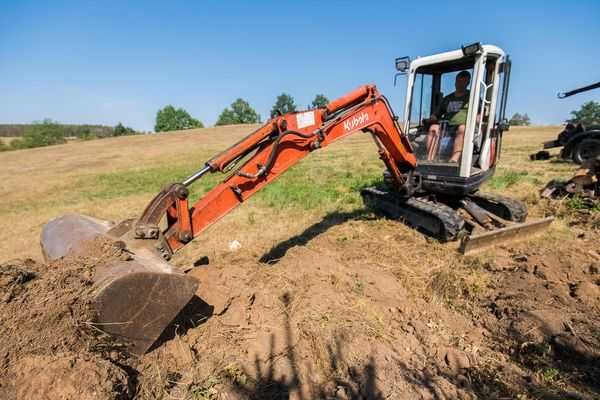 Услуги с Мини Багер и Самосвал ,Редене на павета ,Изкопи и Извозване