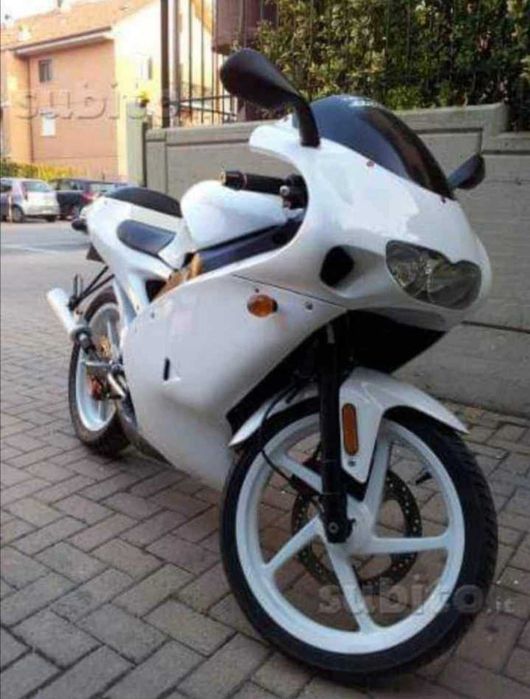 Vând motocicleta, cască și mănuși