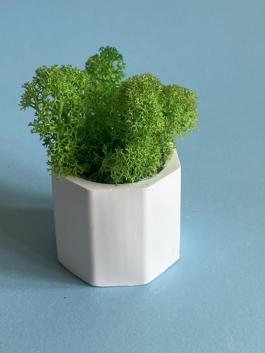 Керамична ваза със сапунени цветя и скандинавски мъх