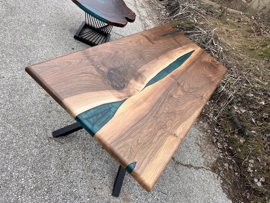 Налички холна и трапезна маса от орех и епоксидна смола