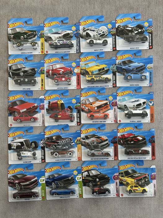Machete/Masinute Hot Wheels scara 1:64