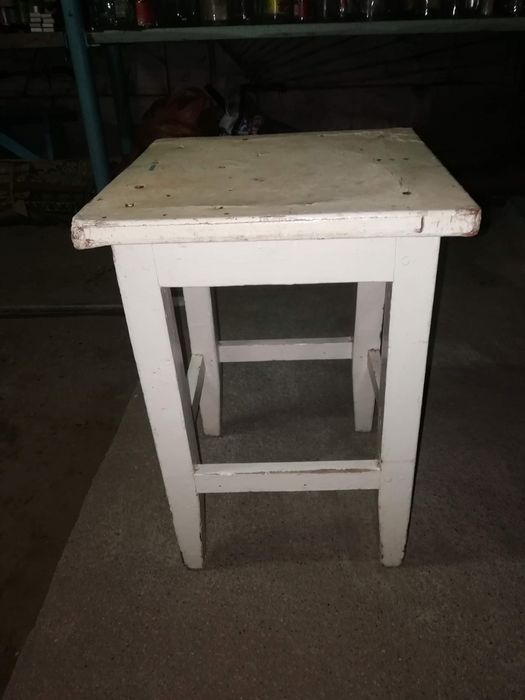 Стул белый деревянный