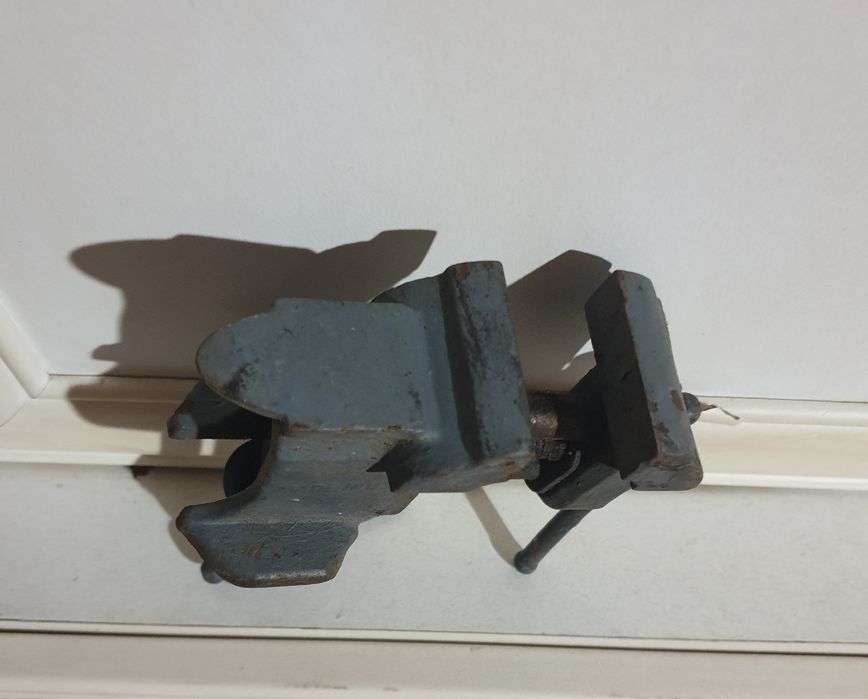 Часовникарско менгеме с наковалня и автоматични отверки