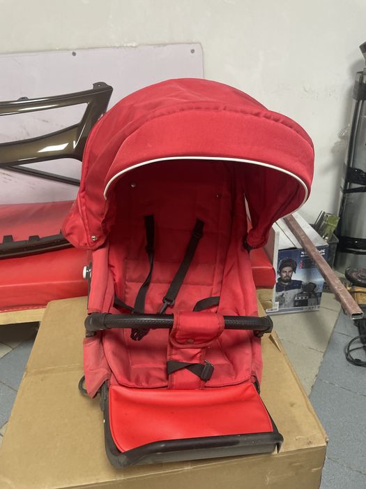 Коляска детская красная