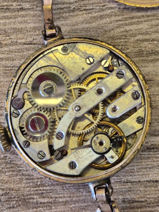 Антични дамски механични часовници