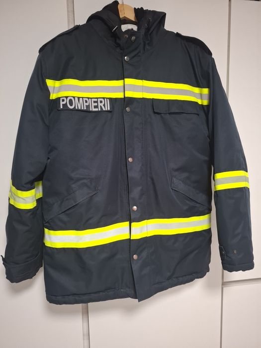 Vând  scurtă reprezentare (350) și costum izoterm(350)