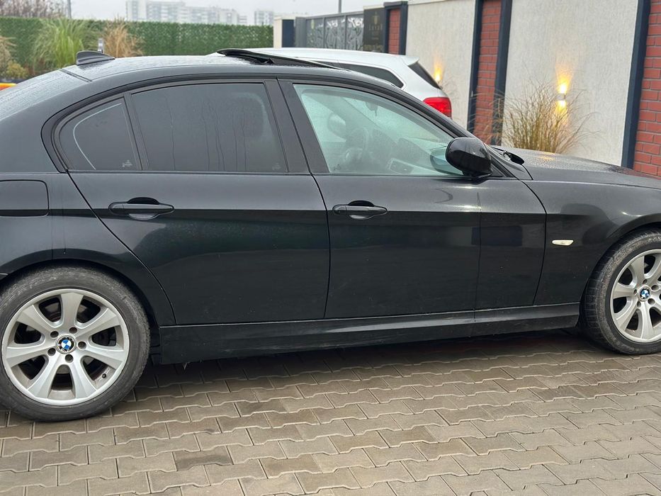 Vând  BMW E90  Seria 3 lci senzori navi trapa etc