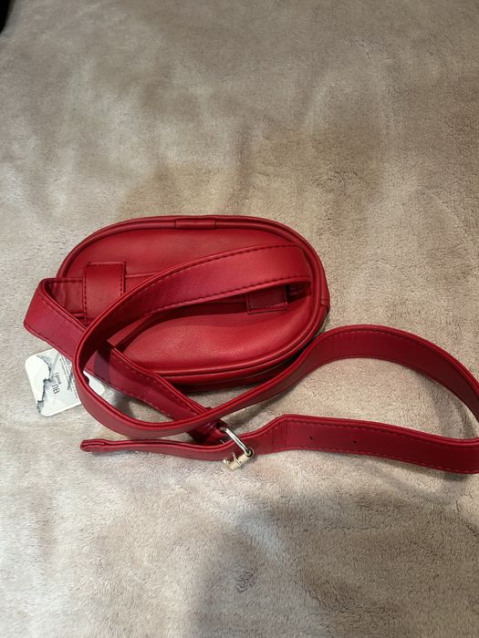 Червена чанта тип бананка