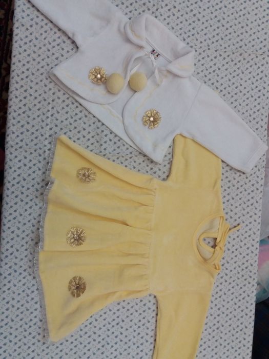 платье на девочку 1-1,5 года Турецкое. Белое пышное и желтое бархатное