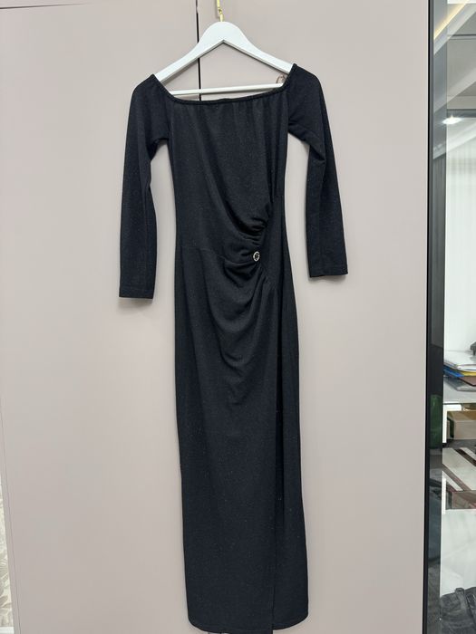 Платье нарядное облегающее