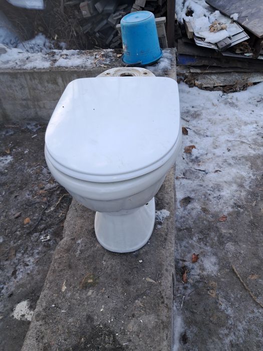 Унитазы.прадаю ...