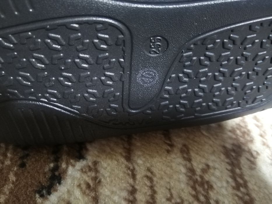 Продам женские ботинки