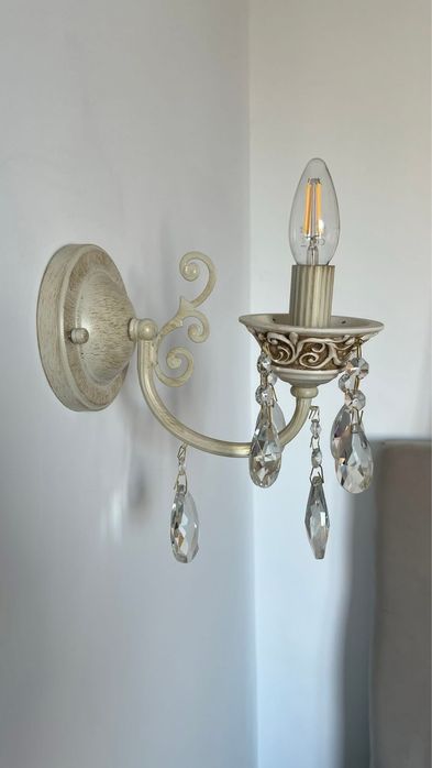 Set 5 aplice de perete , finisaj alb antichizat. metal+cristale