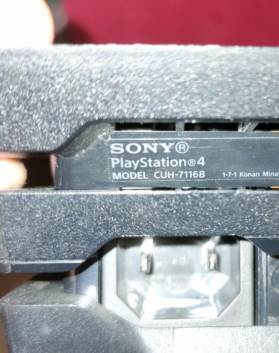 PlayStation 4 Pro 1TB + 4 игри + DualShock 4