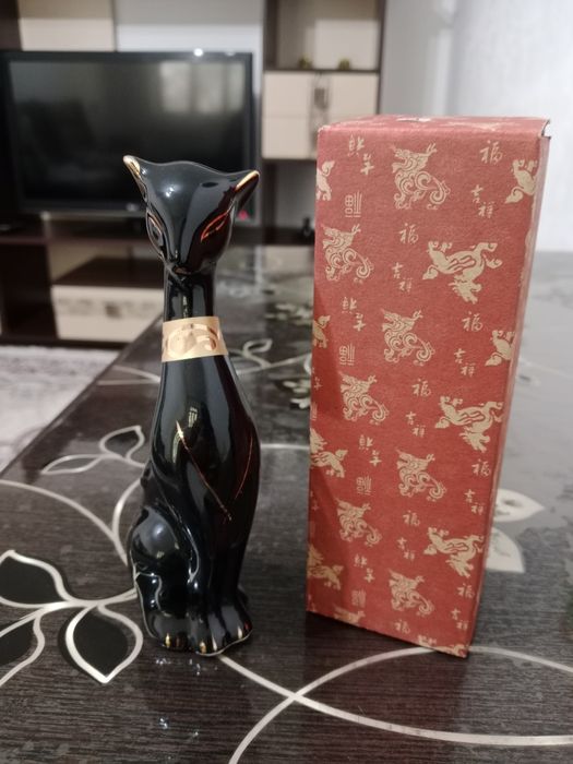 Сувени кошка фарфоровая