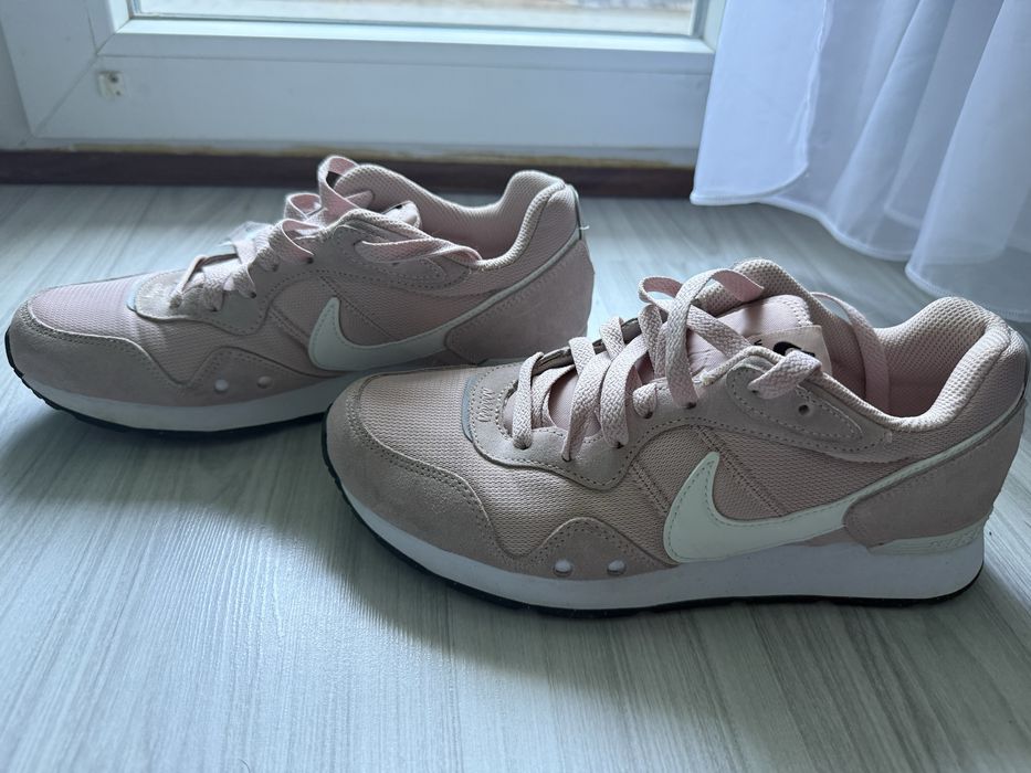 Дамски маратонки Nike 38.5 номер