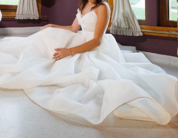 Vând 2 rochii de mireasa