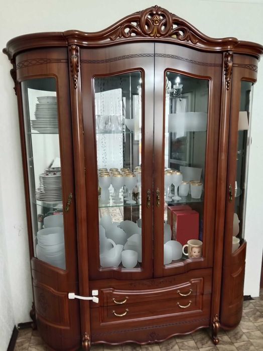 Продам сервант в зал / гостиную