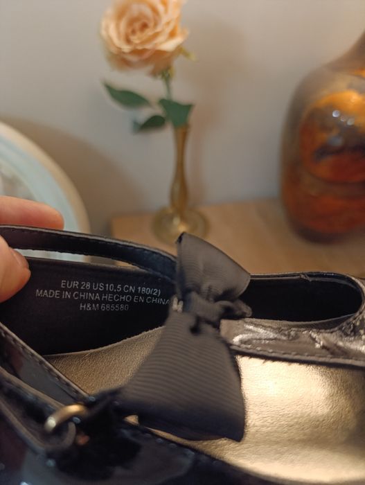 Два чифта лачени обувки 28 номер