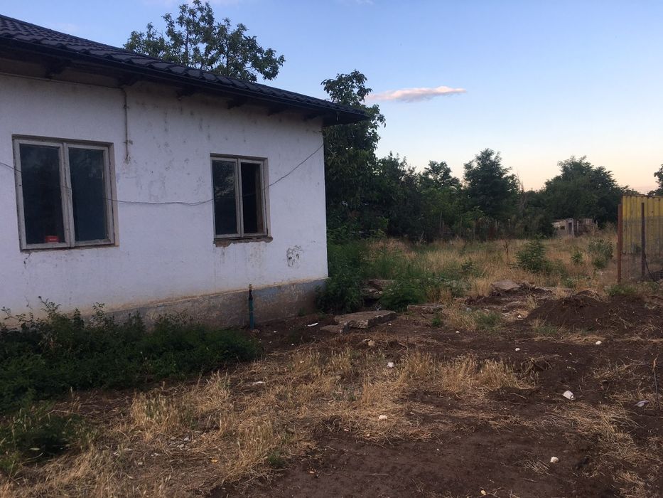 Vând casă în Șivița ,la șosea din cărămidă.Totodată construim și case după placul și proiectul cumpărătorului ,cu un avans de jumătate de preț.