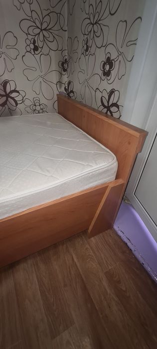 Продам кровать односпальную с матрасом