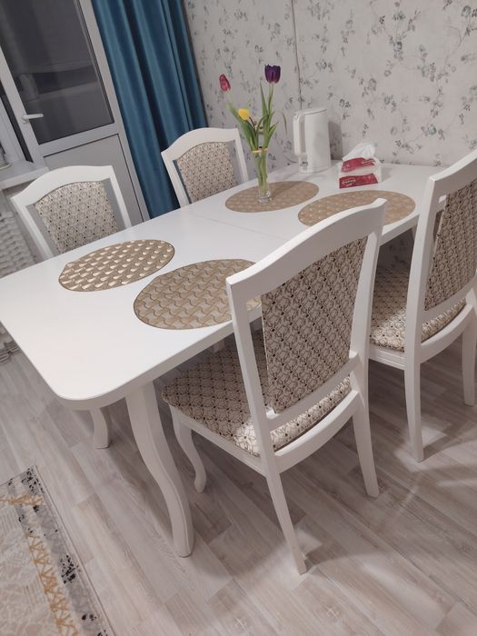 Стол раздвижной и  4 стула