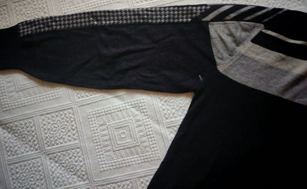 Pulover Giorgio Armani mărimea XL, purtat o data, impecabil