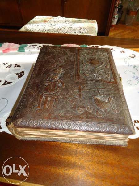 Старинен албум за снимки с кожени корици