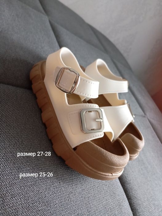 Продам детскую обувь